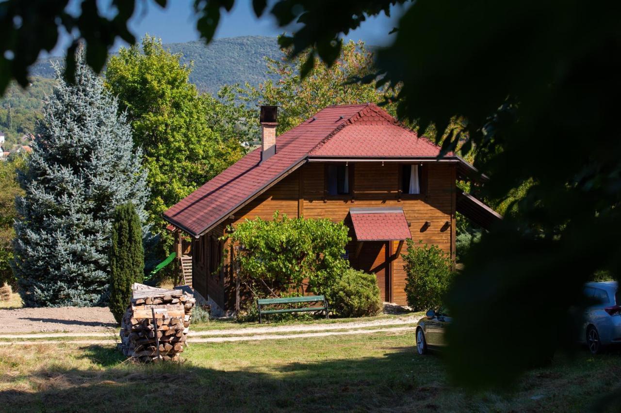 Woodenhouse With Two Apartments Otocac Exterior photo