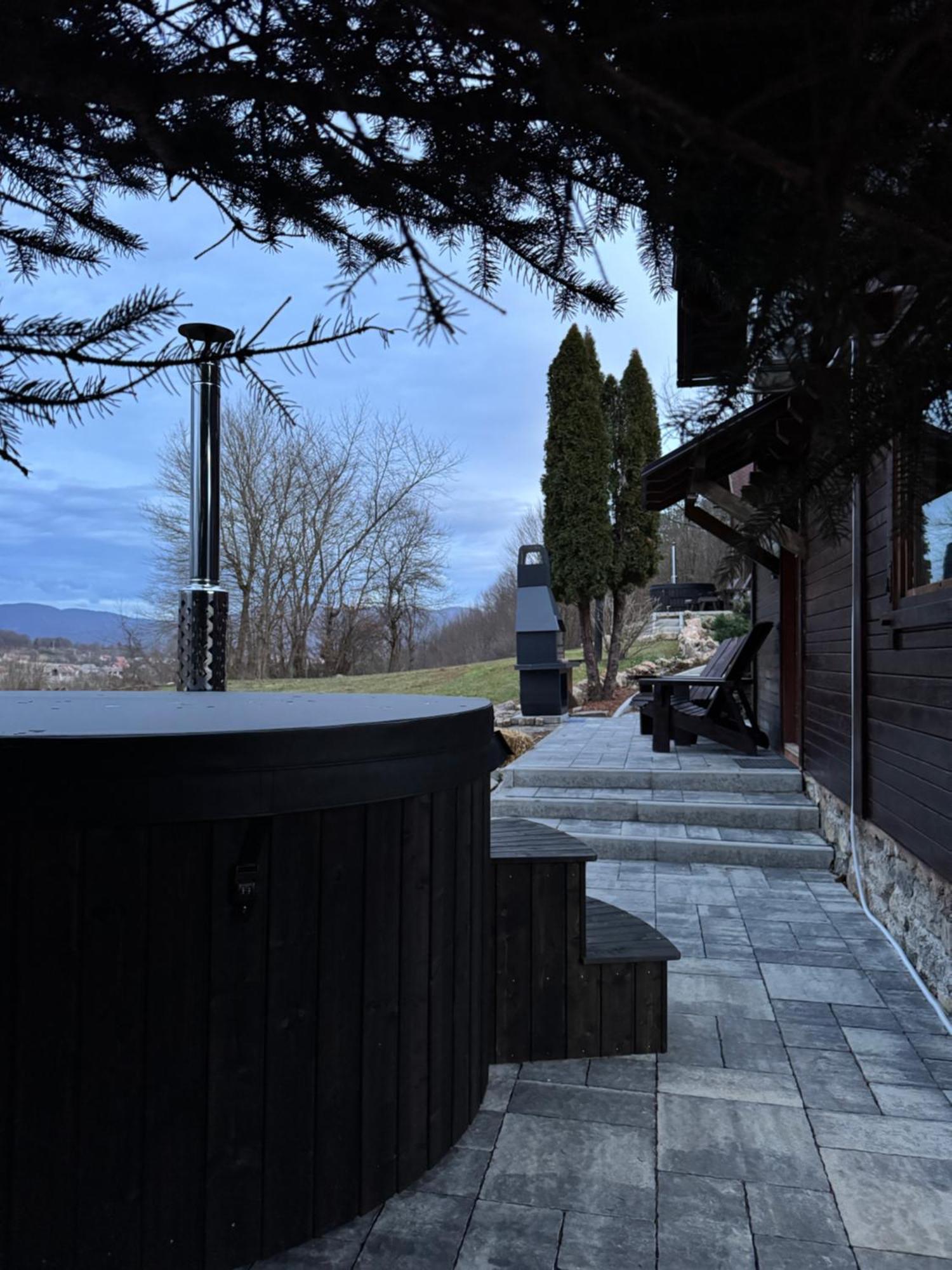Woodenhouse With Two Apartments Otocac Exterior photo
