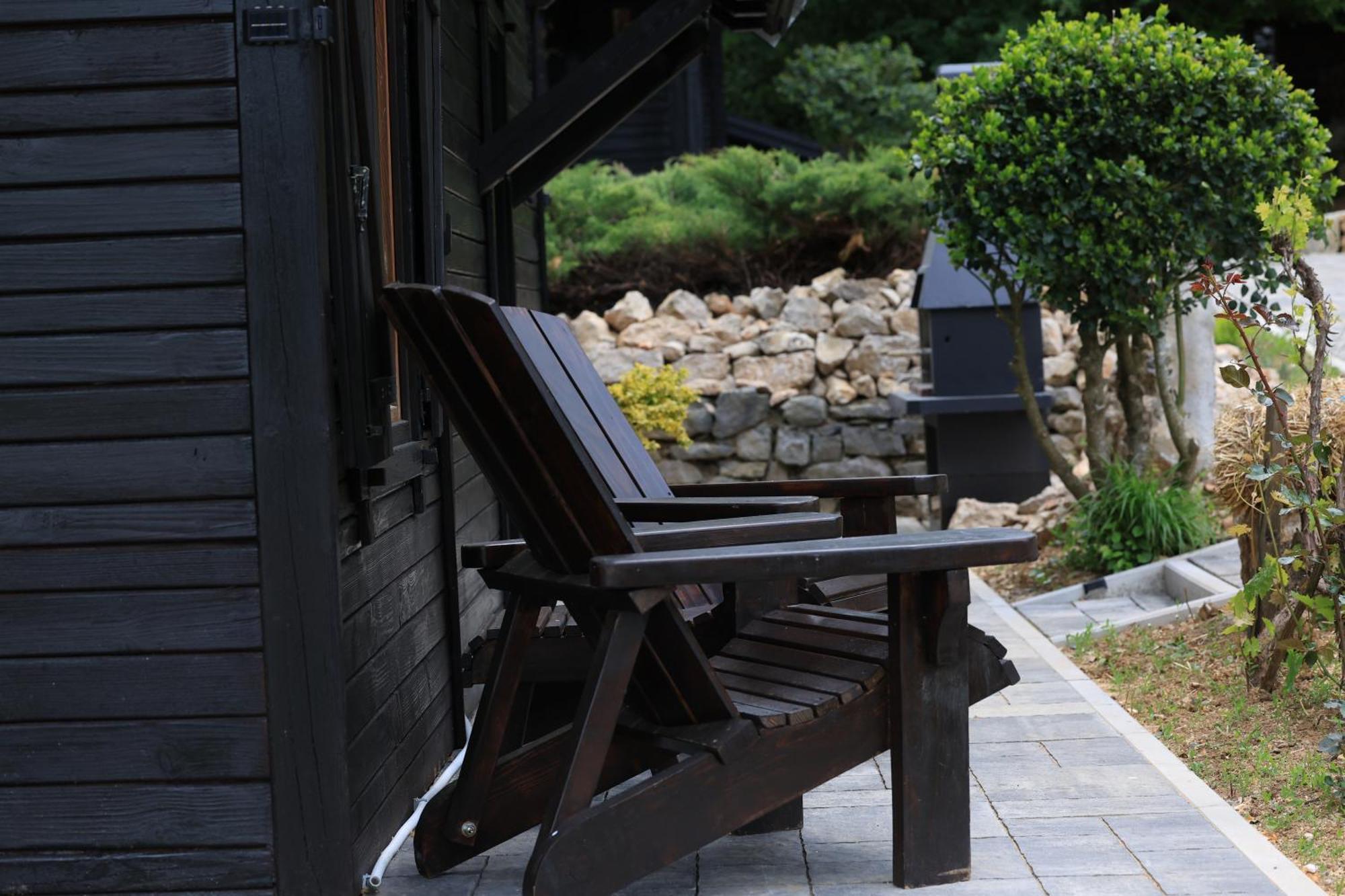 Woodenhouse With Two Apartments Otocac Exterior photo