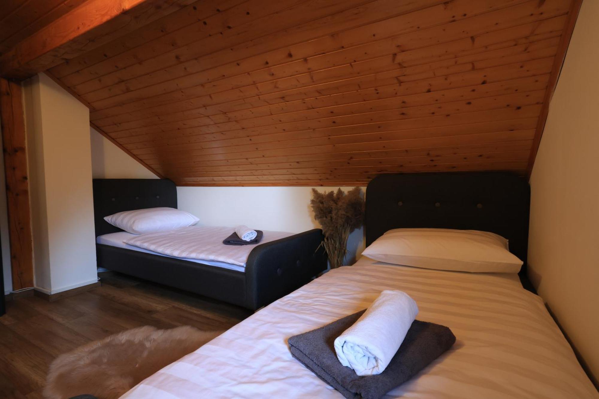 Woodenhouse With Two Apartments Otocac Exterior photo