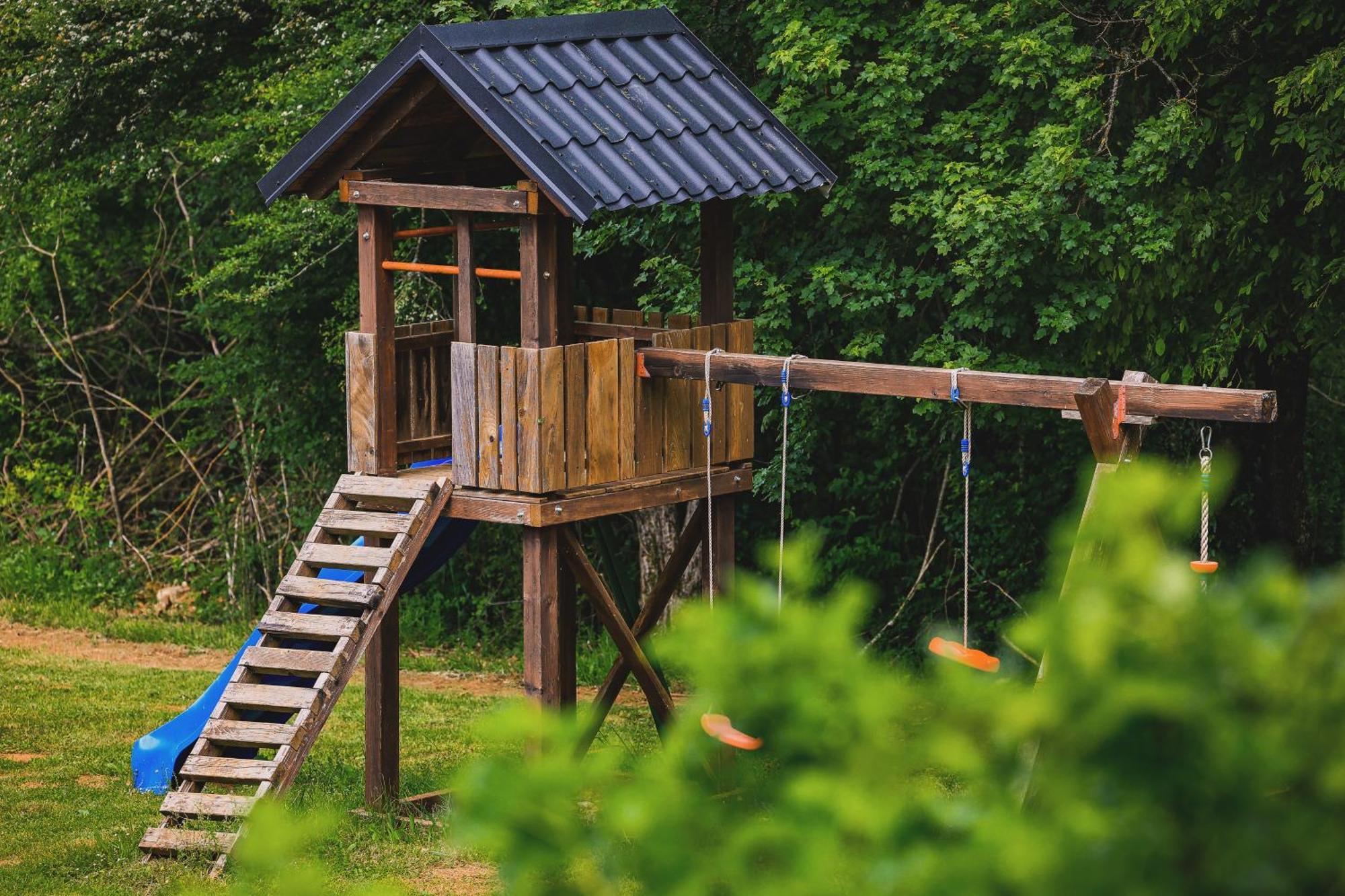Woodenhouse With Two Apartments Otocac Exterior photo